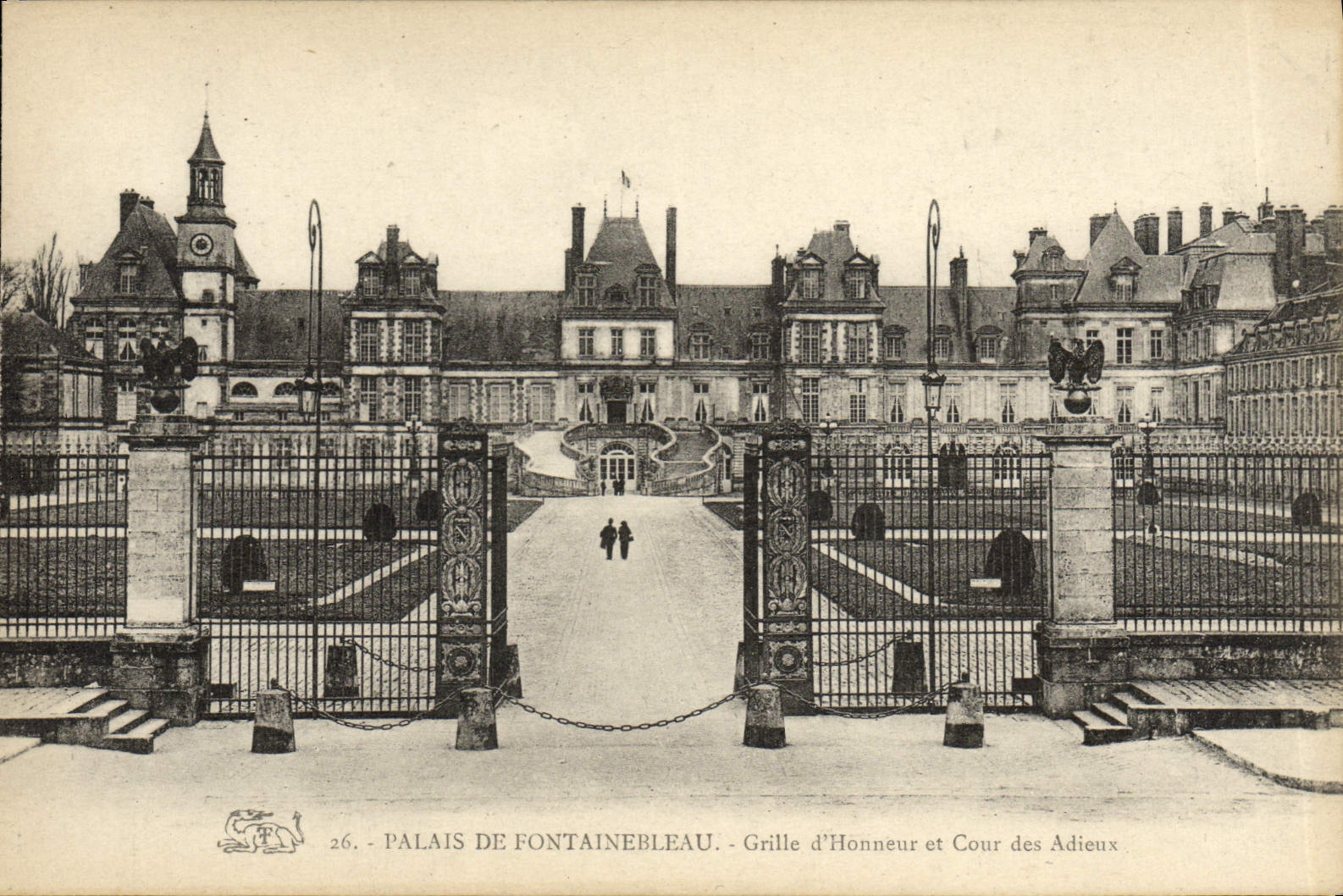 CPA Palais De Fontainebleau Grille D'Honneur Et Cour Des Adieux