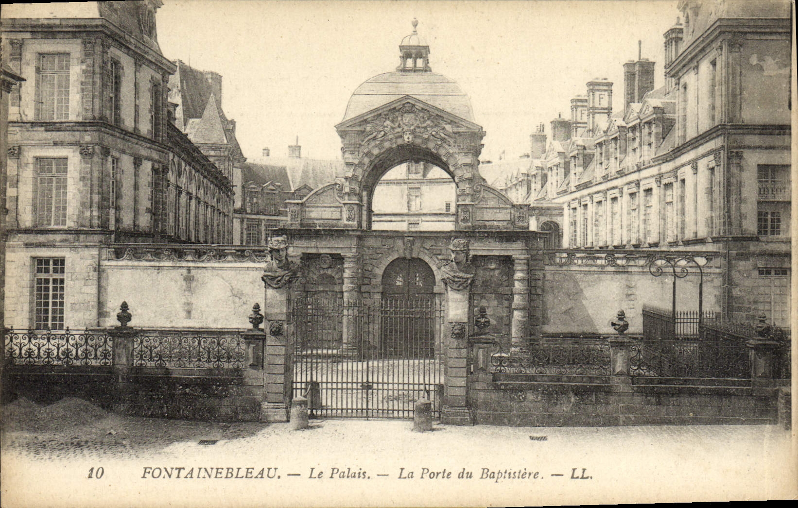 CPA Fontainebleau Le Palais La Porte Du Baptistere