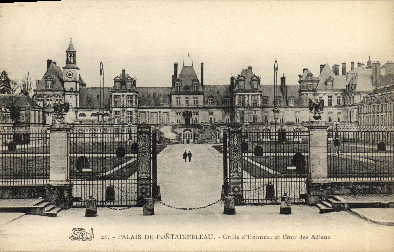 CPA Palais De Fontainebleau Grille D'Honneur Et Cour Des Adieux