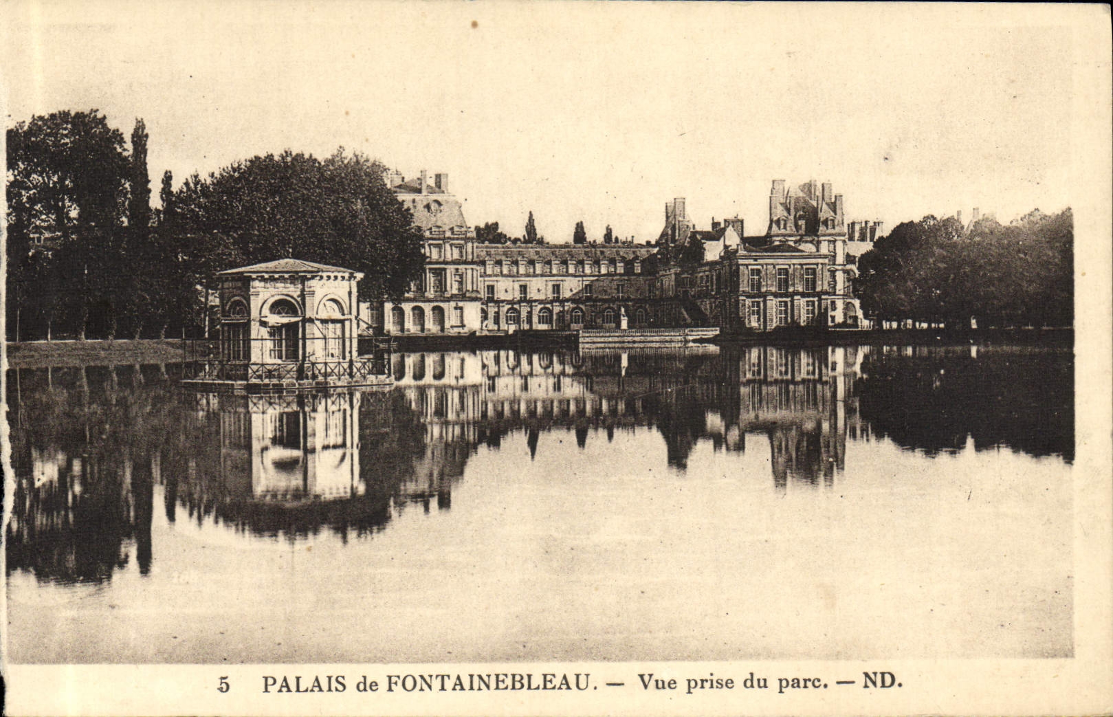 VINTAGE POSTCARD Palate De Fontainebleau Seen from Of the Park