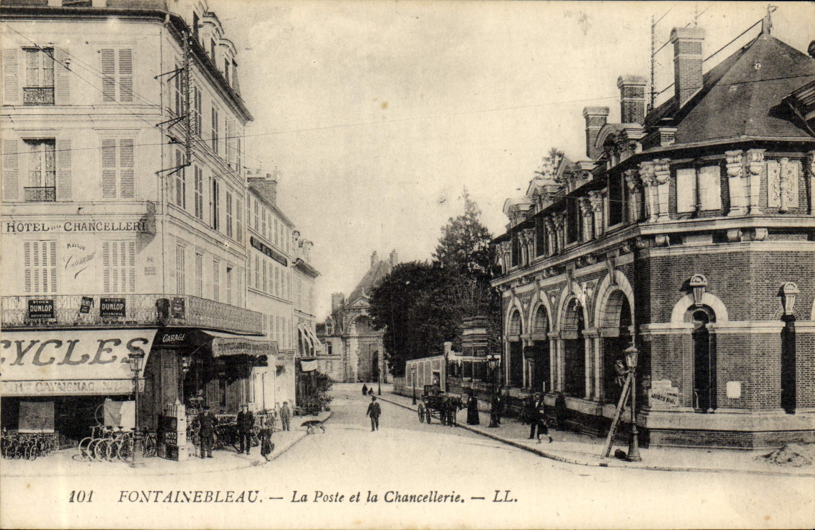 CPA Fontainebleau La Poste Et La Chancellerie Hotel de la Chancellerie Cycles