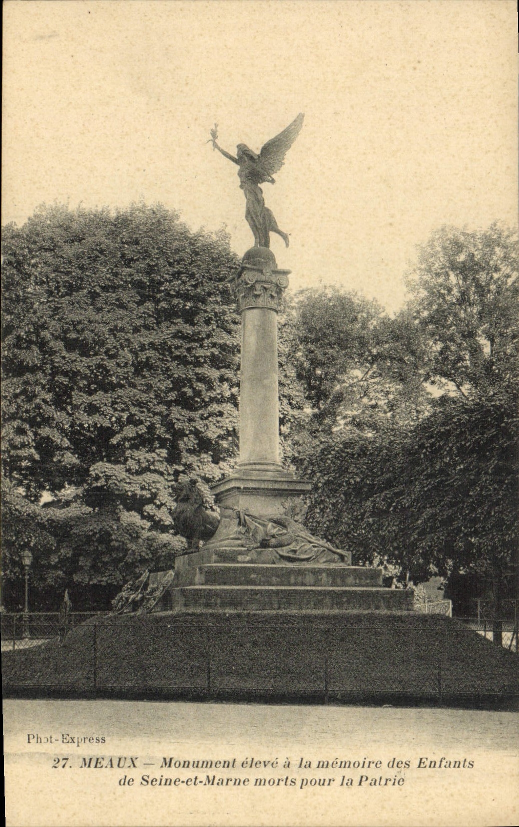 El monumento de Meaux de la POSTAL de la VENDIMIA levantado con la memoria de los niños del Seine y de la marga murió por la patria de Militaria