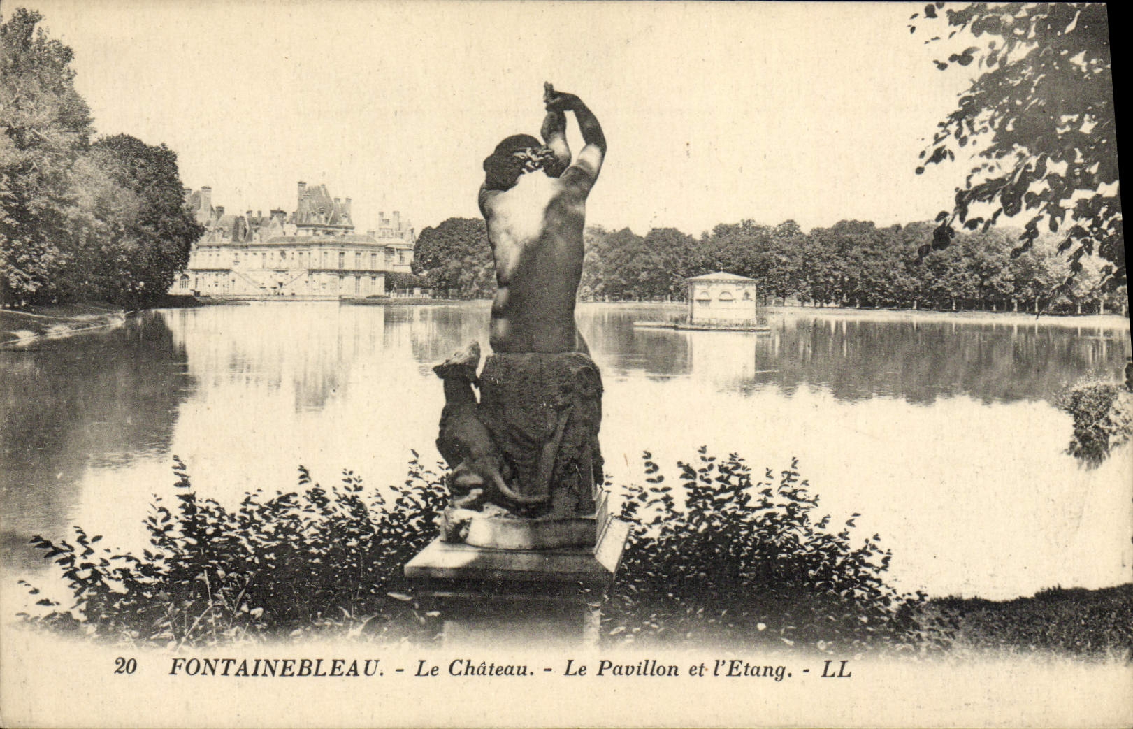 CPA Fontainebleau Le Chateau Le Pavillon Et l'Etang
