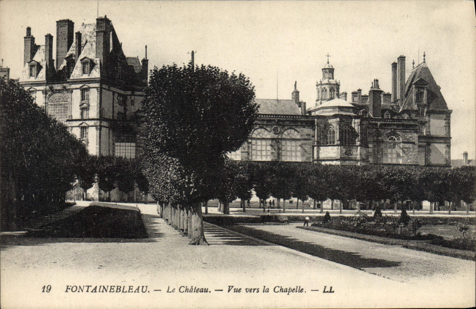 CPA Fontainebleau Le Chateau Vue Vers La Chapelle