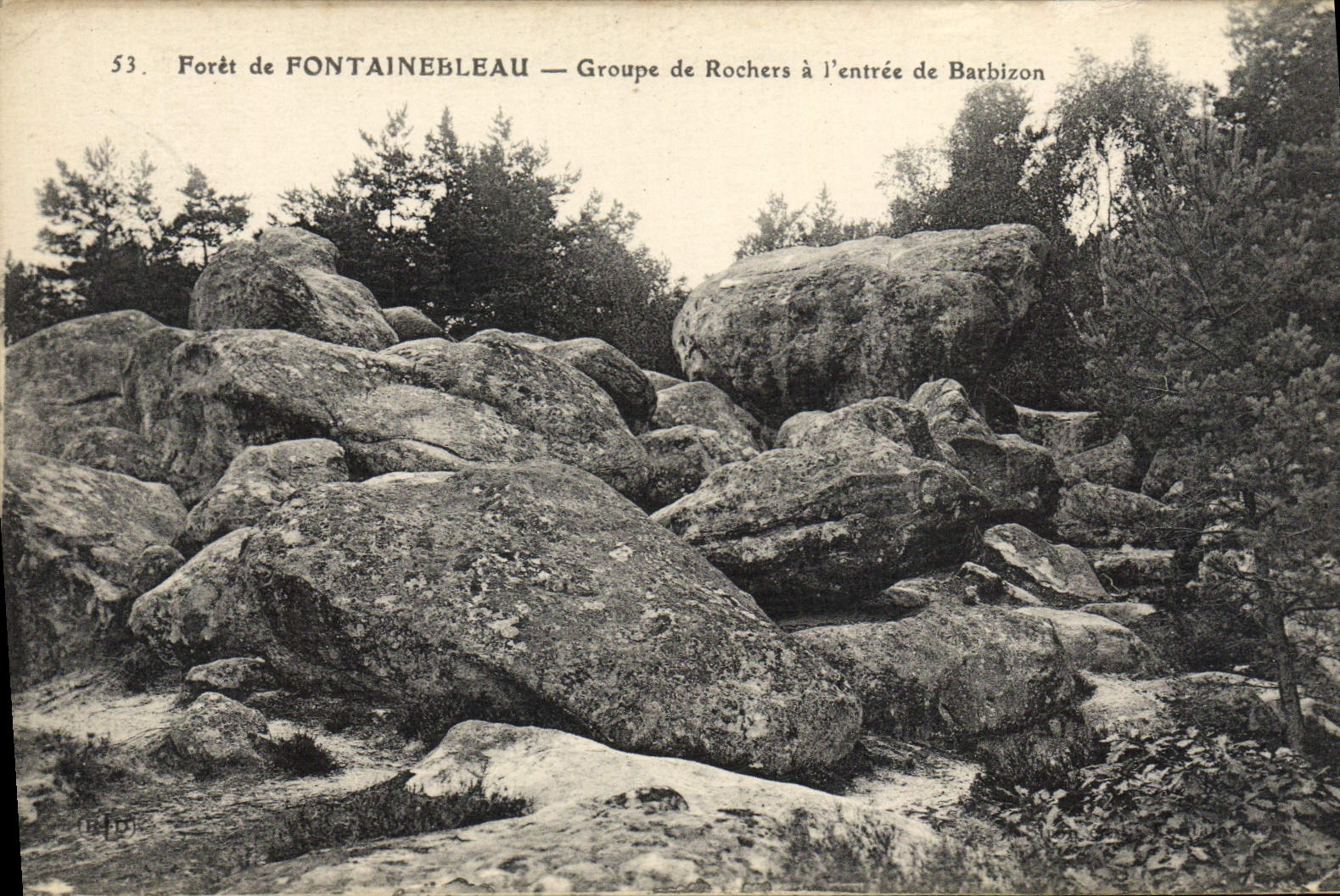 VINTAGE POSTCARD Foret De Fontainebleau Groups Rocks At the Entry De Barbizon