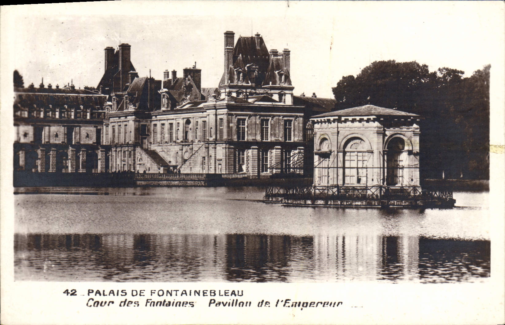 VINTAGE POSTCARD Palate De Fontainebleau Court Of the Fountains House Of the Emperor