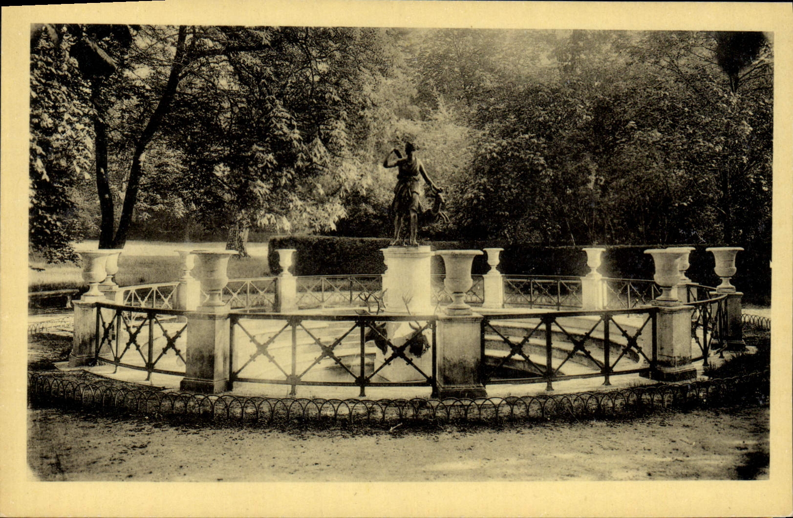 VINTAGE POSTCARD Park Of the Castle De Fontainebleau Fountain Of Diane