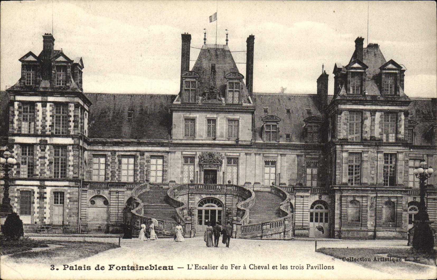 CPA Palais De Fontainebleau L'Escalier du fer a cheval et les trois pavillons