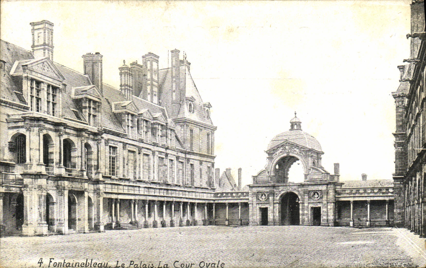 VINTAGE POSTCARD Fontainebleau the Palate Oval Court