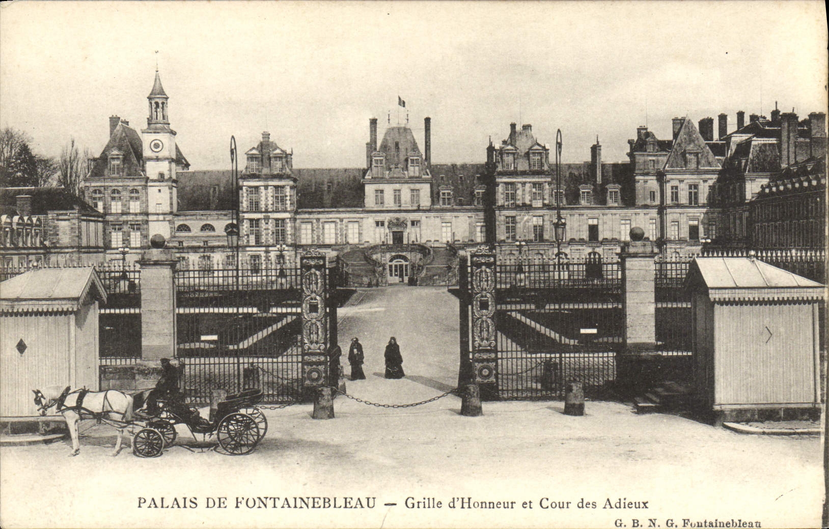 CPA Palais De Fontainebleau Grille d'Honneur Et Cour Des Adieux