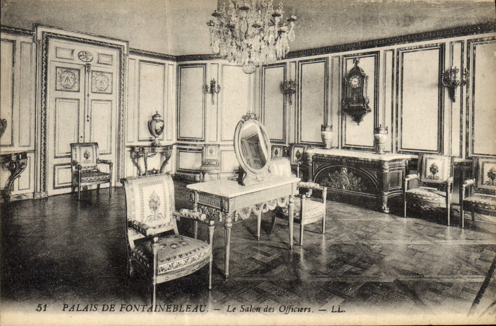 VINTAGE POSTCARD Palate De Fontainebleau the Living room Of the Officers