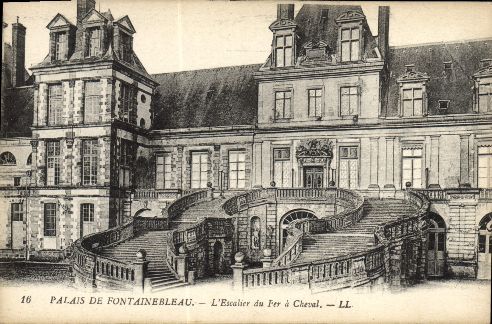 CPA Palais De Fontainebleau L'Escalier Du Fer A Cheval