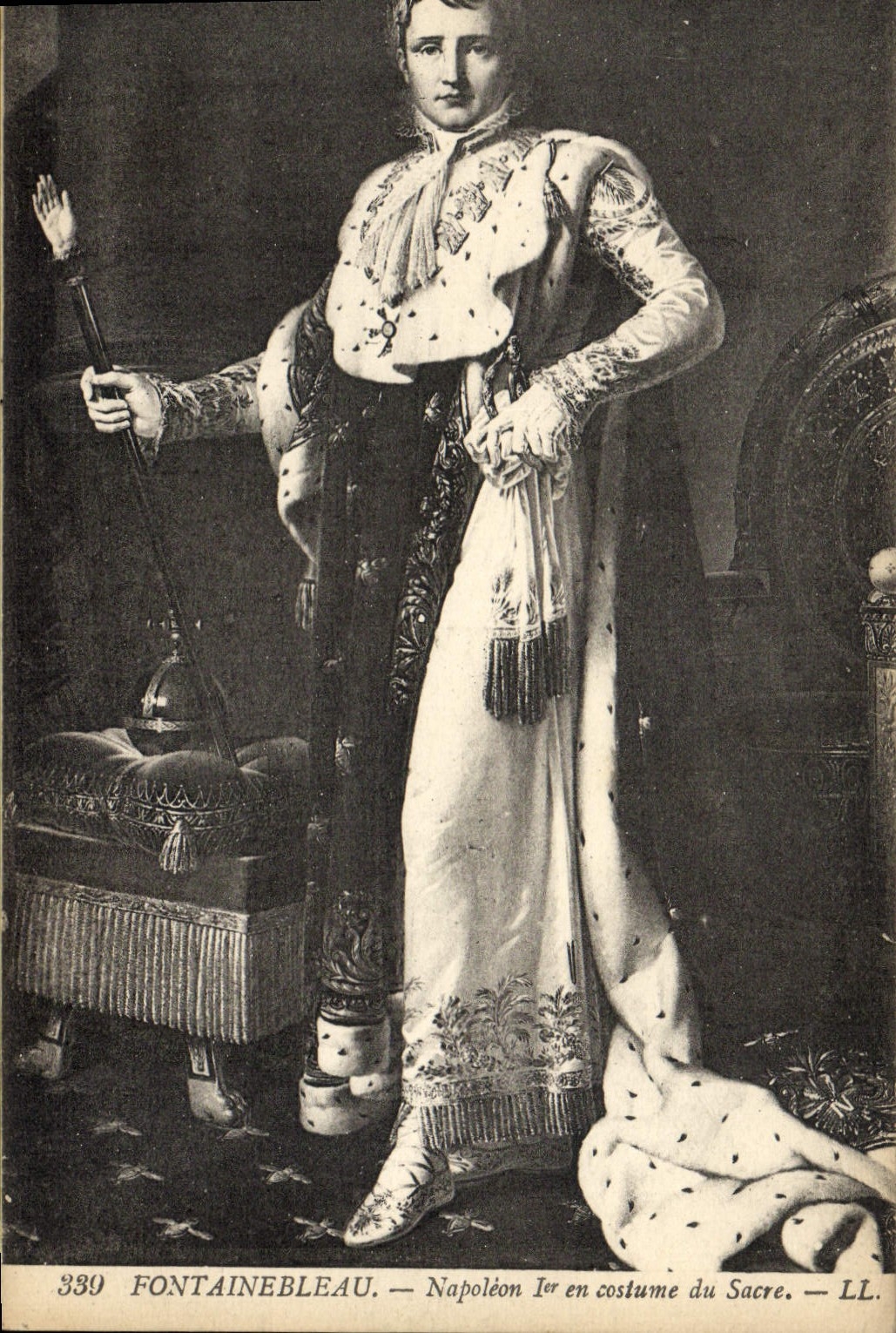 CPA Fontainebleau Napoleon 1er en costume de sacre