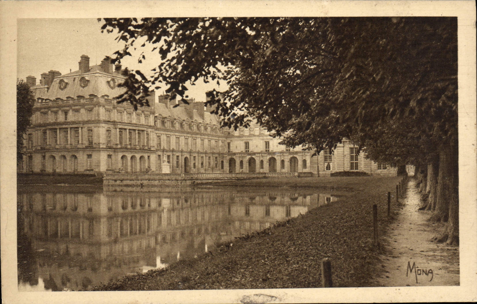 VINTAGE POSTCARD Small Tables Of the Ile de France Palate De Fontainebleau the Palate and the Pond