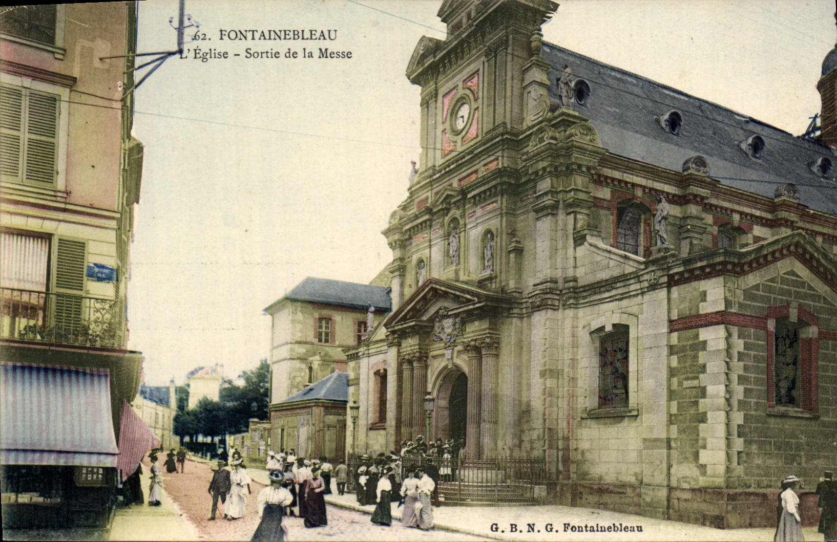 CPA Fontainebleau L'Eglise Sortie De La Messe