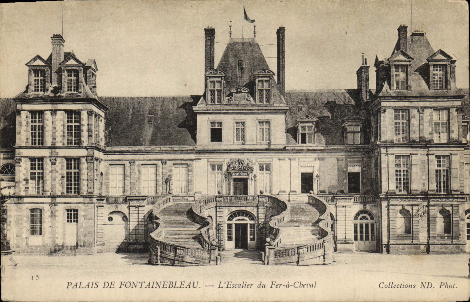 CPA Palais De Fontainebleau L'Escalier Du Fer A Cheval