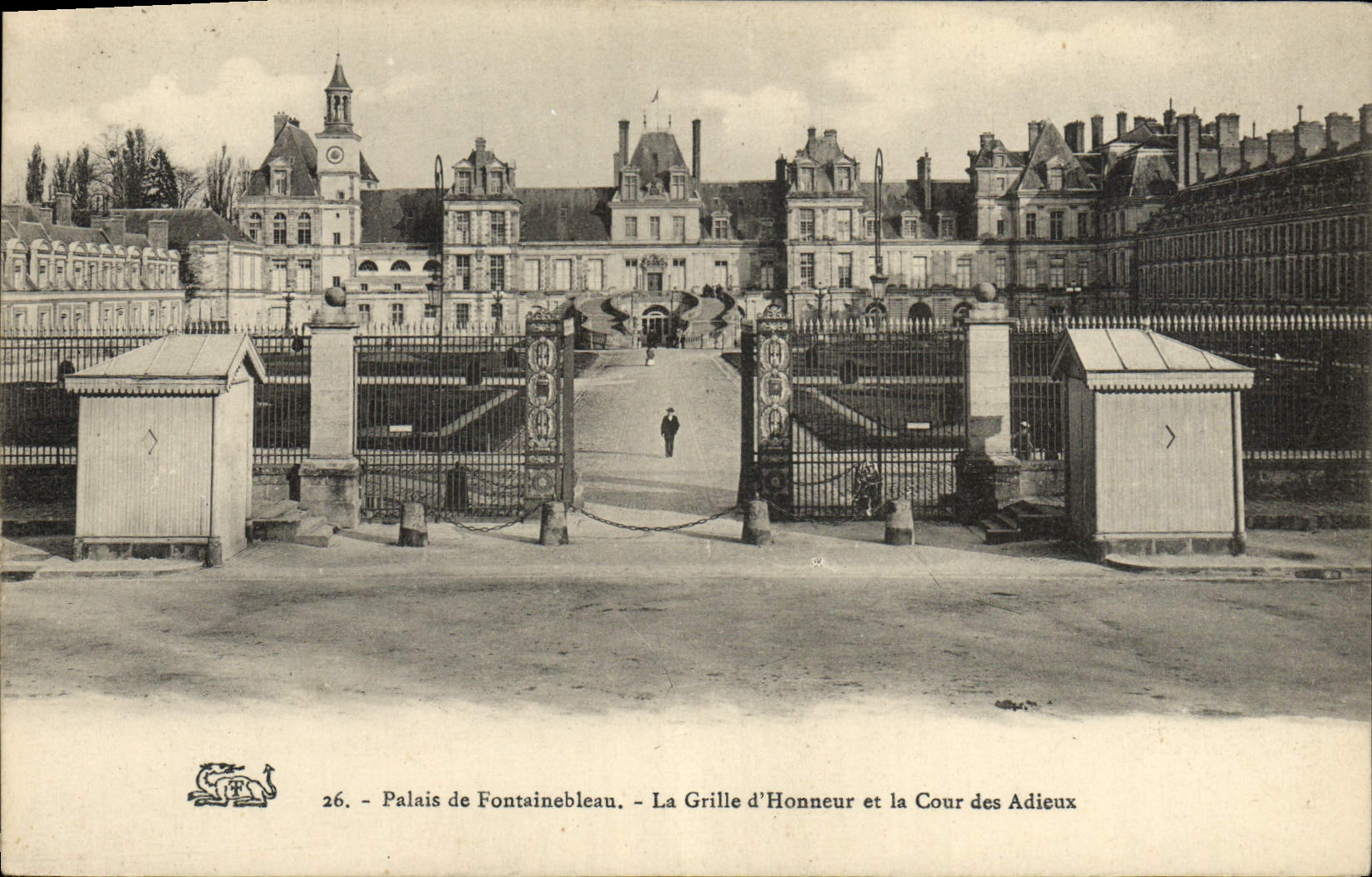 CPA Palais De Fontainebleau La Grille d'Honneur Et La Cour DEs Adieux