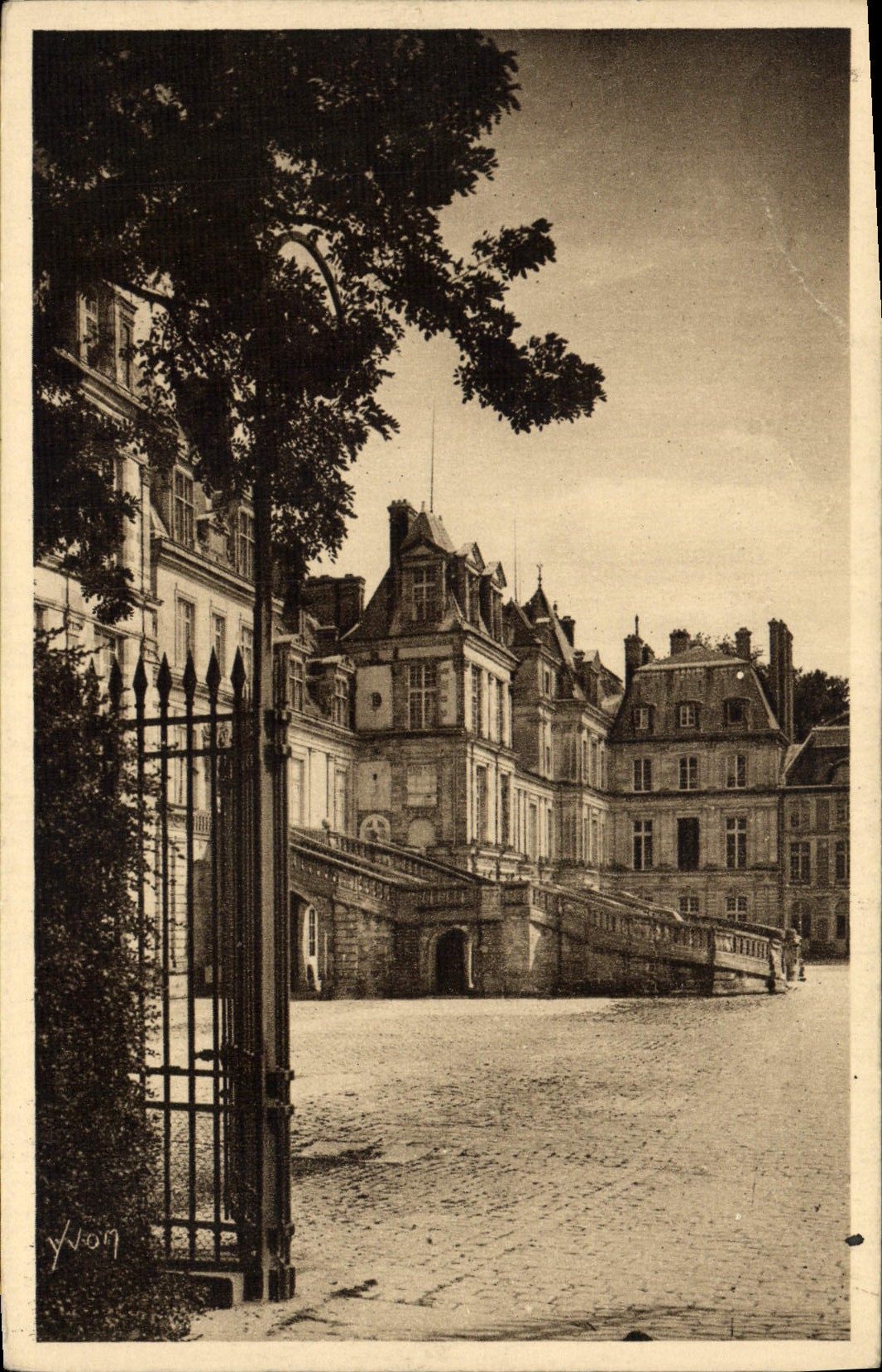 VINTAGE POSTCARD Soft Side France Palate De Fontainebleau Entered Of the Palate