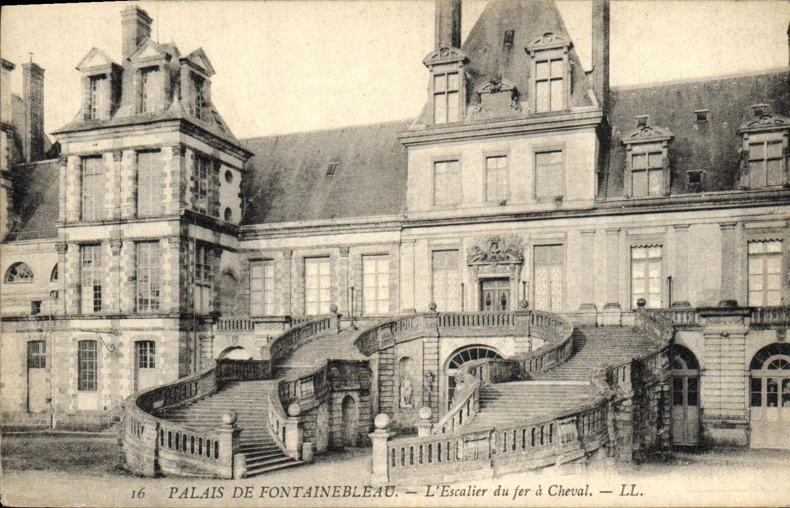 CPA Palais De Fontainebleau L'Escalier du Fer a Cheval