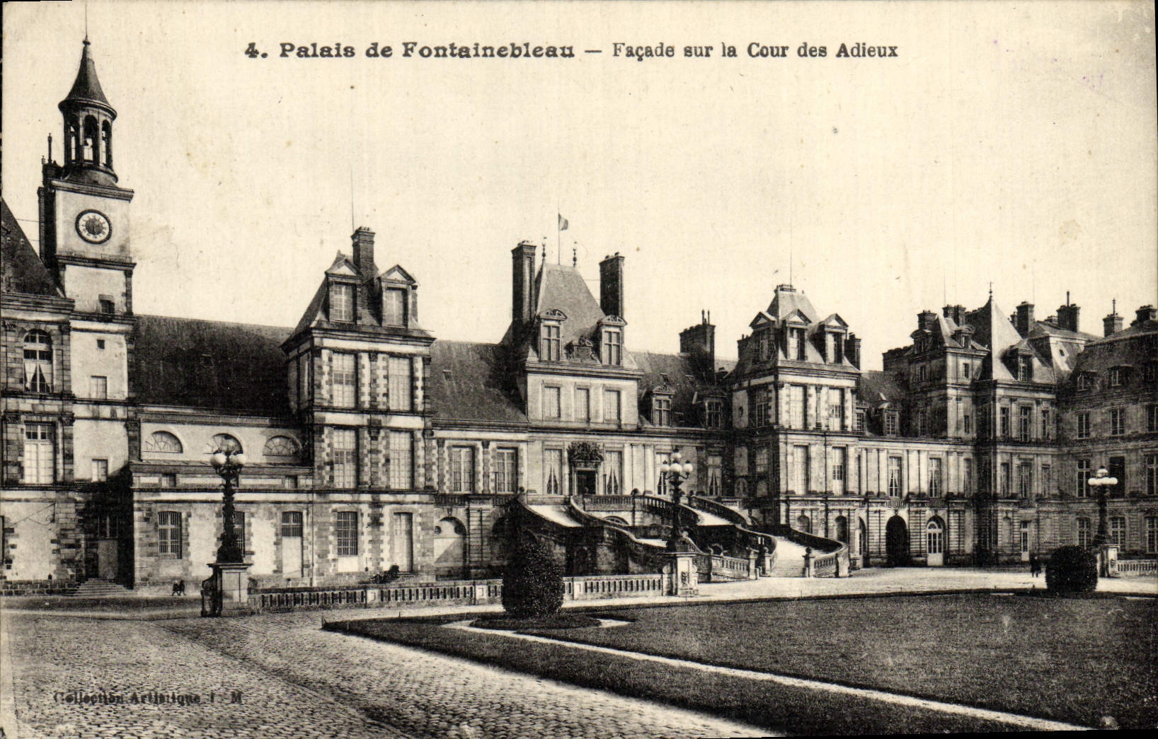 CPA Palais de Fontainebleau Facade sur la Cour des Adieux