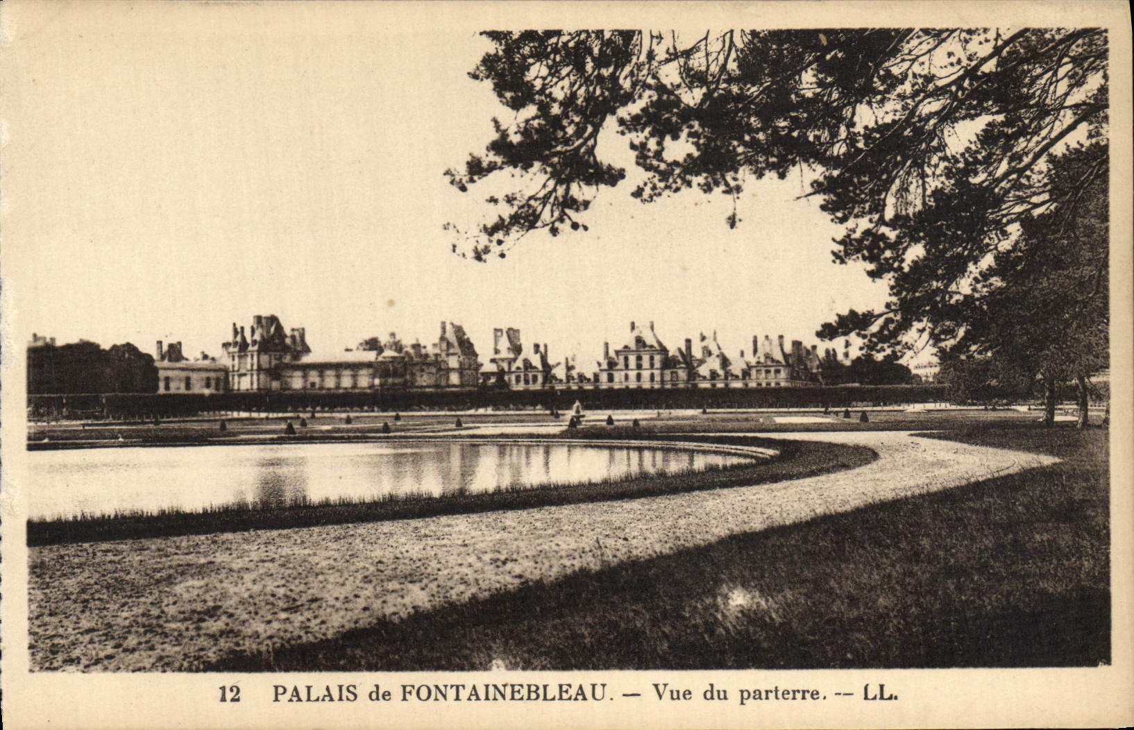 VINTAGE POSTCARD Palate of Fontainebleau Seen of the Floor