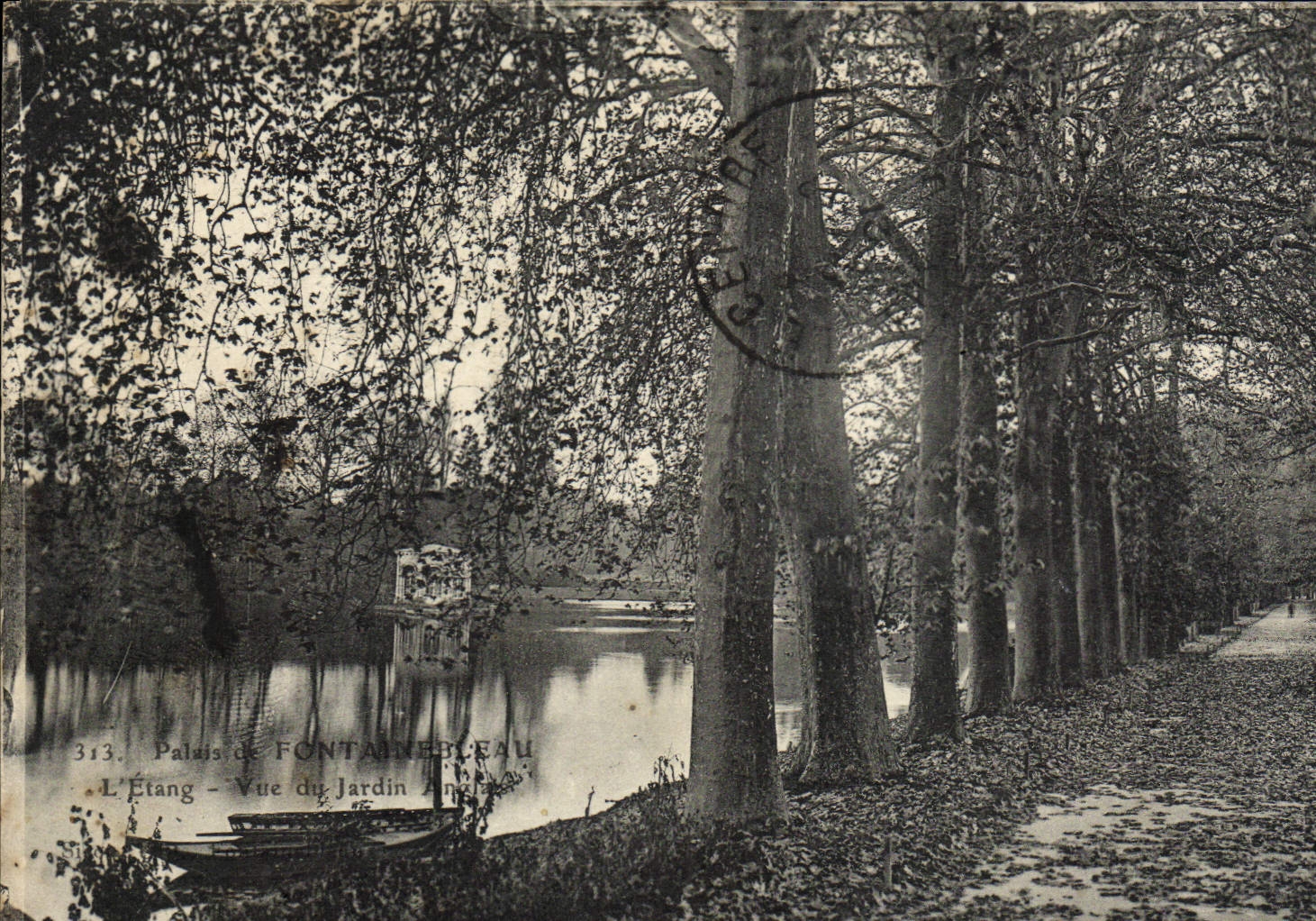 VINTAGE POSTCARD Palate of Fontainebleau the pond Seen of the English garden