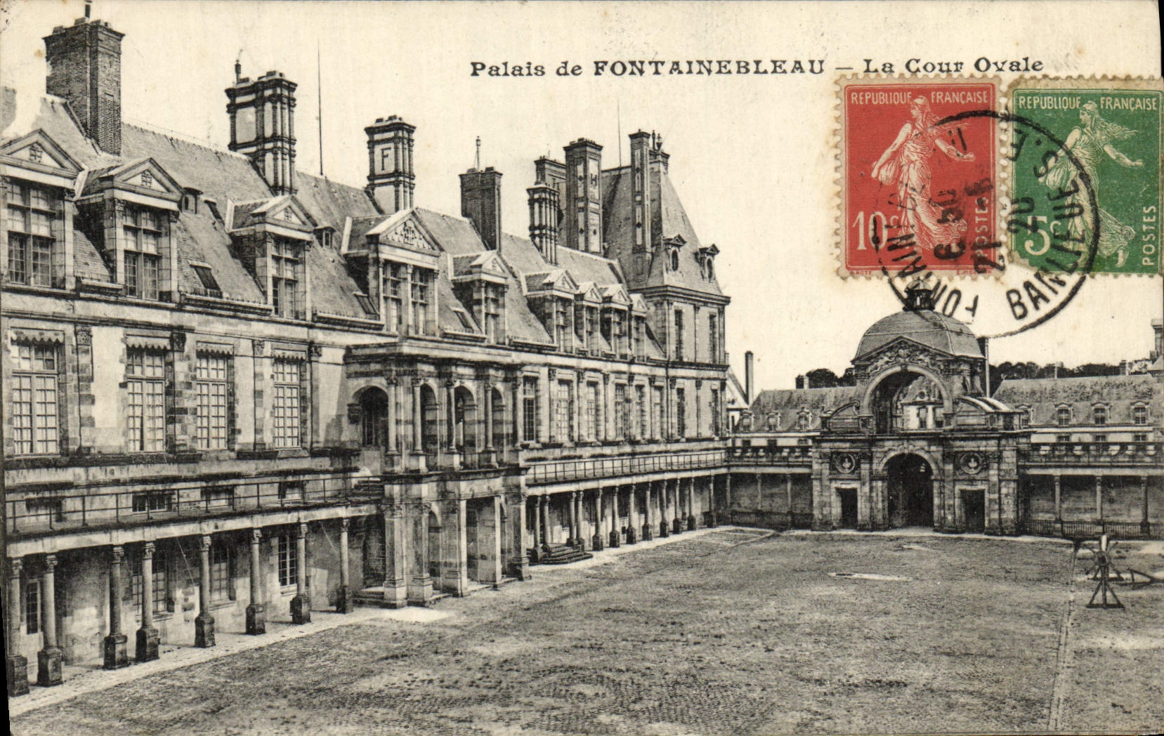 VINTAGE POSTCARD Palate of Fontainebleau Oval Court