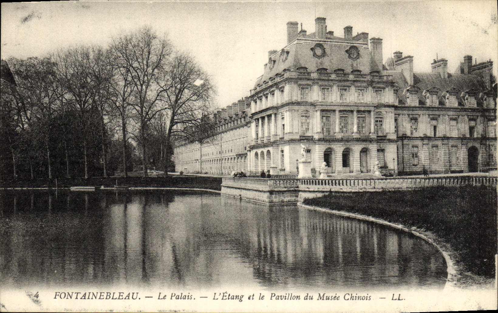 CPA Foret de Fontainebleau Le Palais L'Etang et le Pavillon du musee chinois