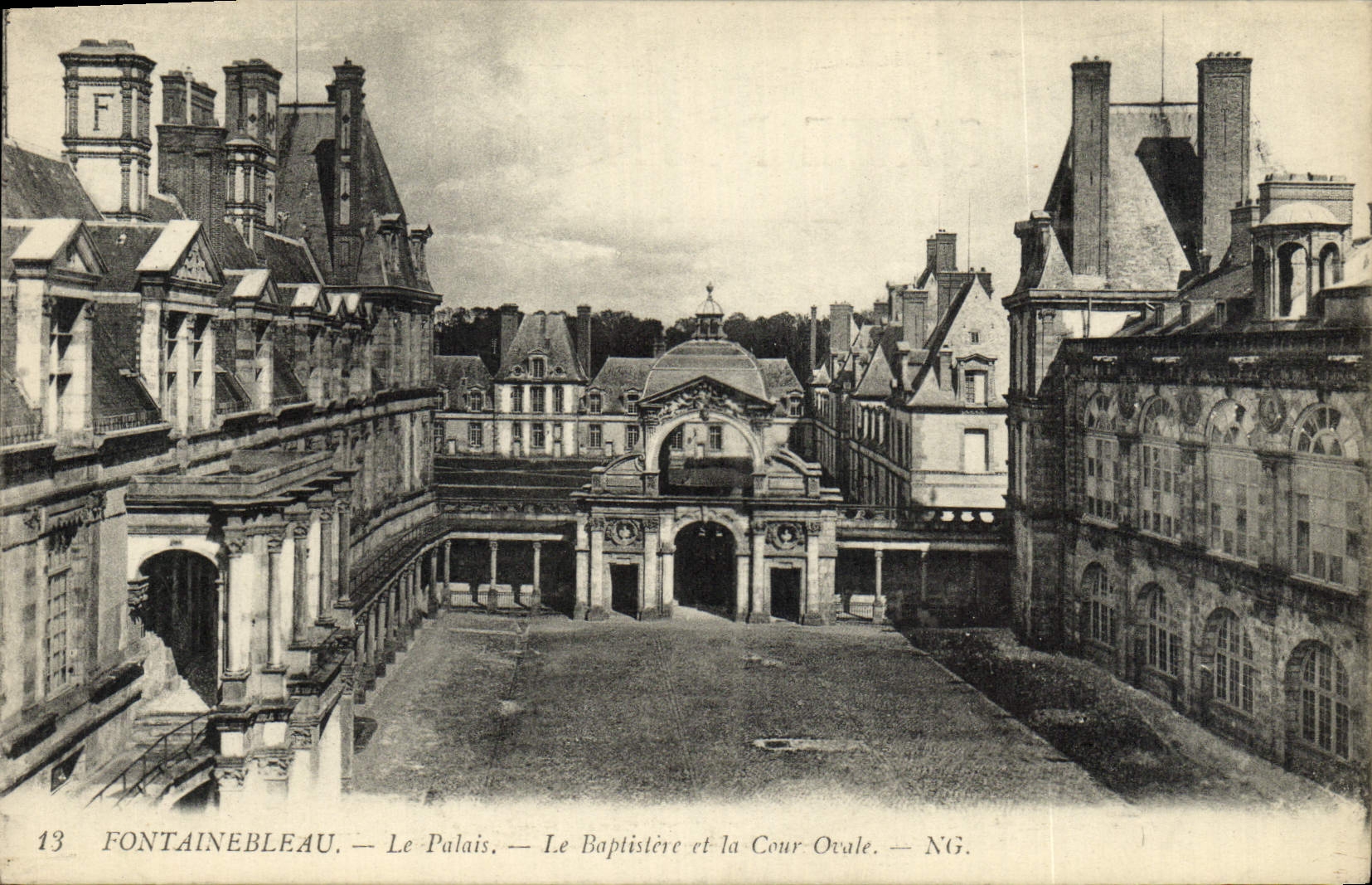 CPA Fontainebleau Le Palais Le Baptistere Et La Cour ovale