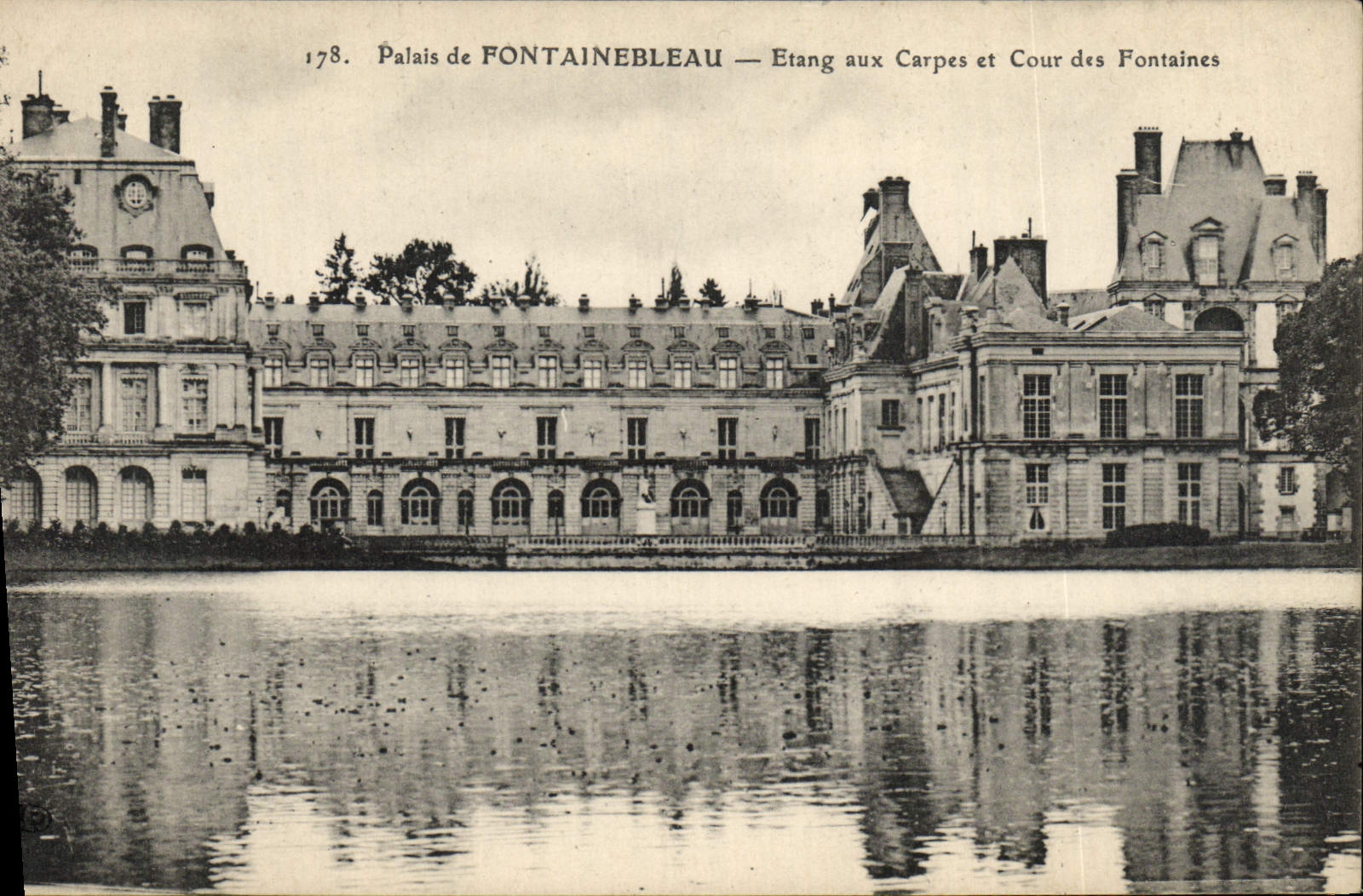 CPA Palais De Fontainebleau Etang Aux Carpes Et Cour Des Fontaines