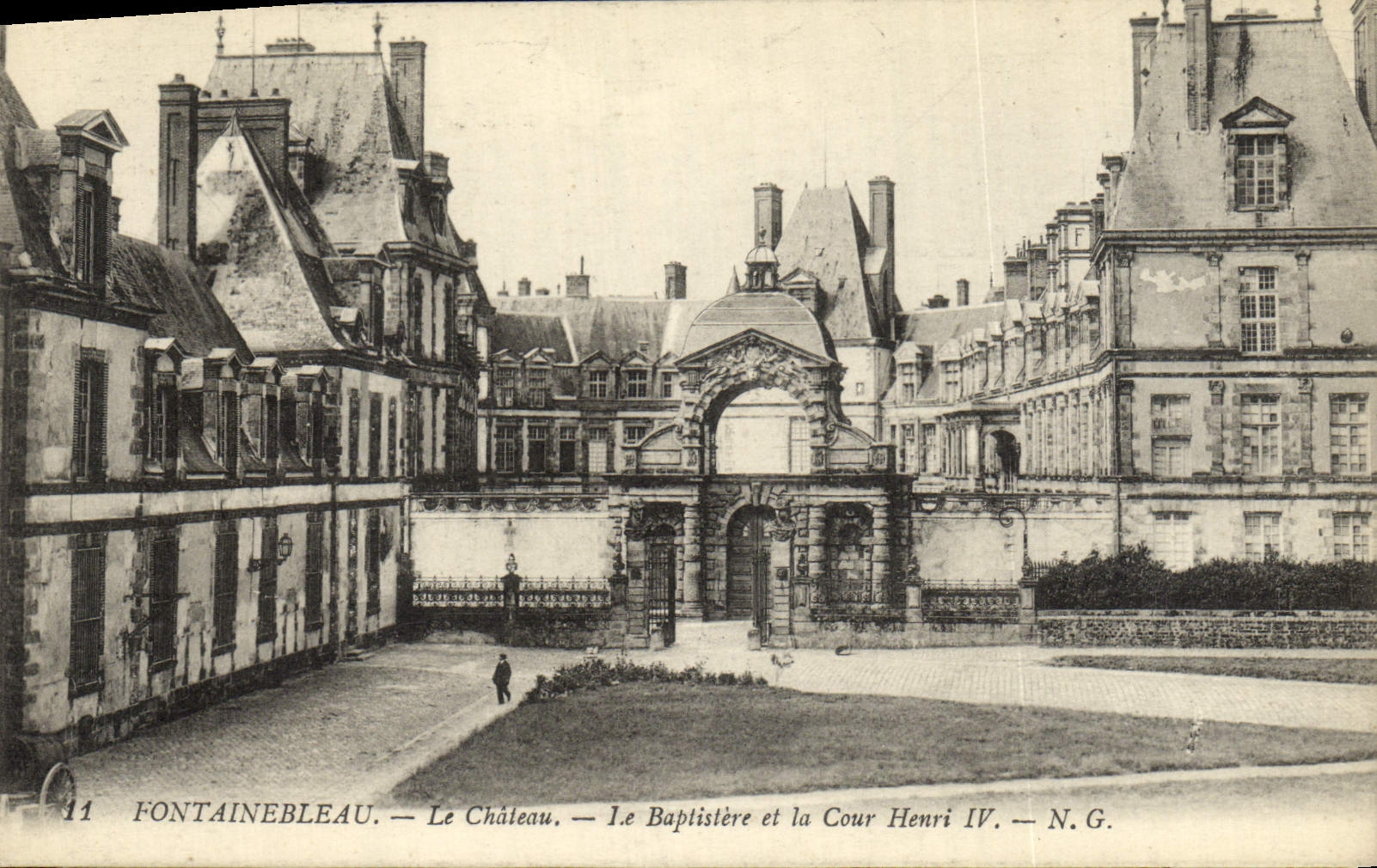 VINTAGE POSTCARD Fontainebleau the Castle the Baptistry And the Court Henri IV