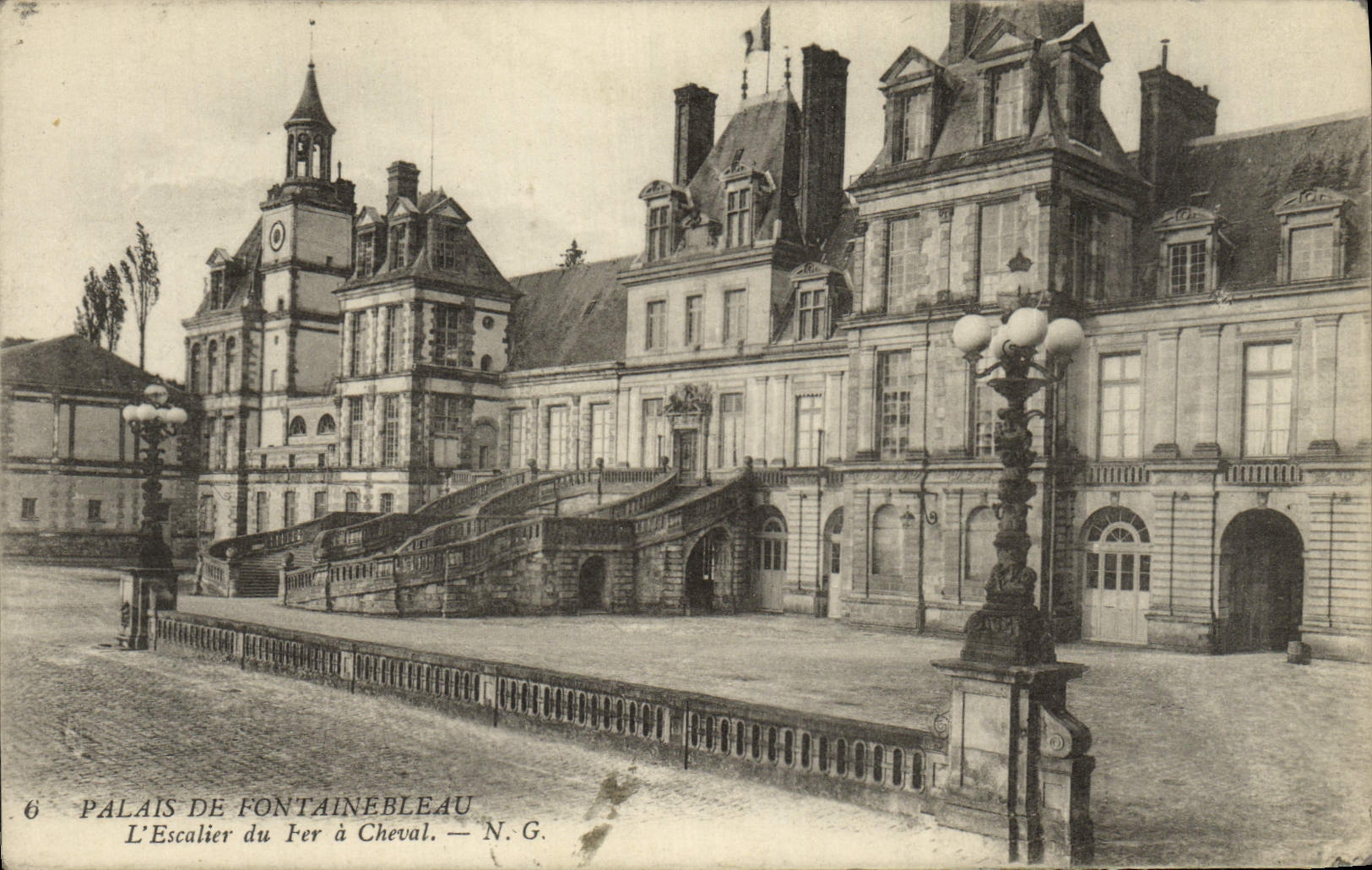 CPA Palais De Fontainebleau L'Escalier Du Fer A Cheval