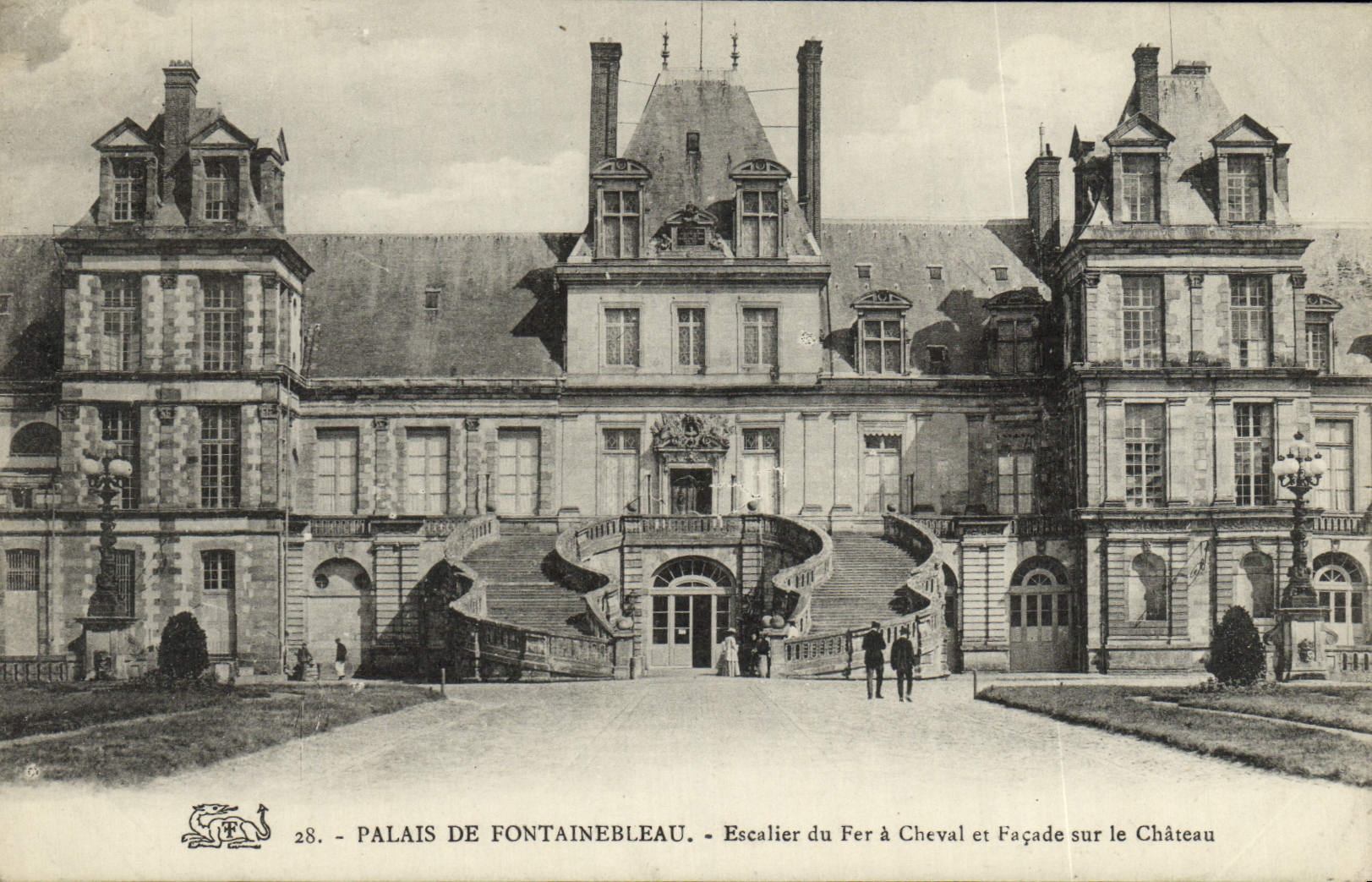 VINTAGE POSTCARD Palate De Fontainebleau Staircase Of Iron Horse And Frontage On the Castle