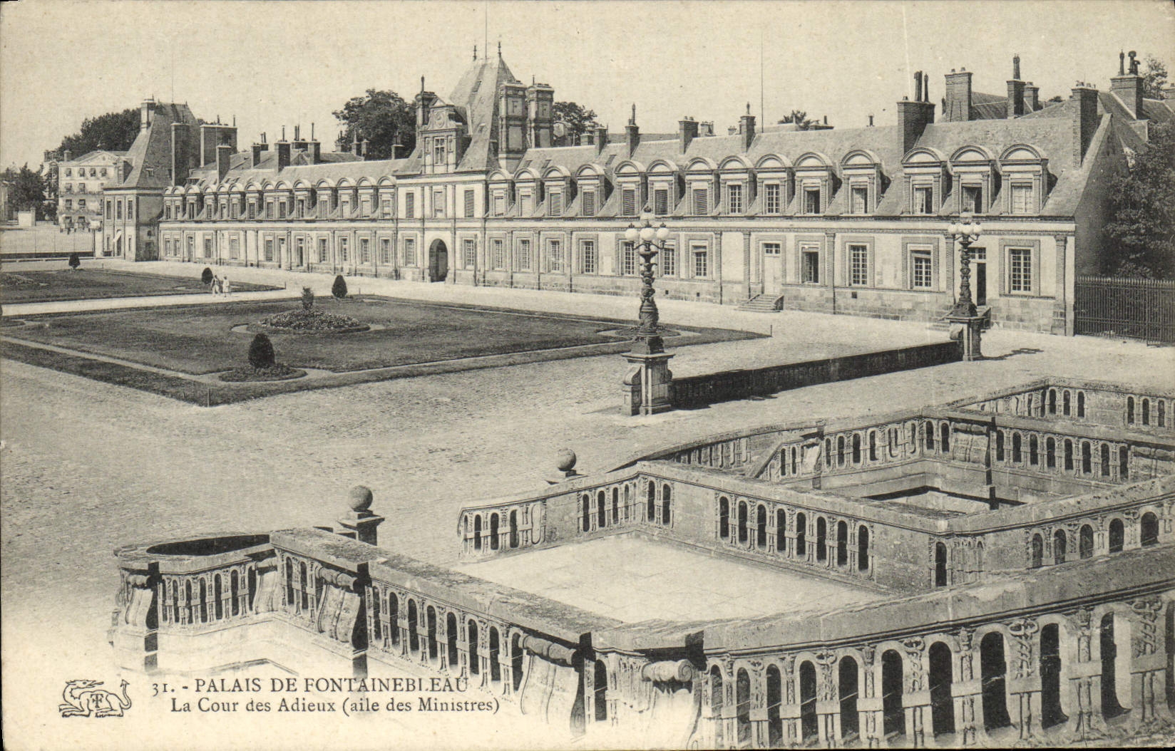 VINTAGE POSTCARD Palate De Fontainebleau Court Of the Good-byes Wing of the ministers