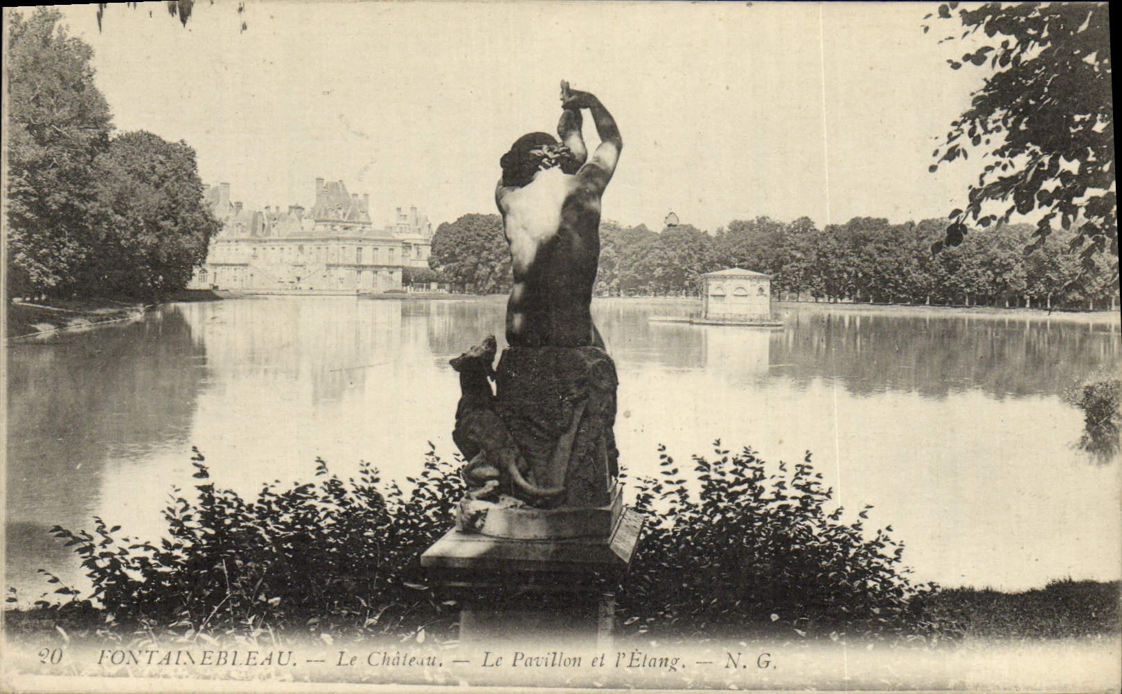 CPA Fontainebleau Le Chateau Le Pavillon Et l'Etang