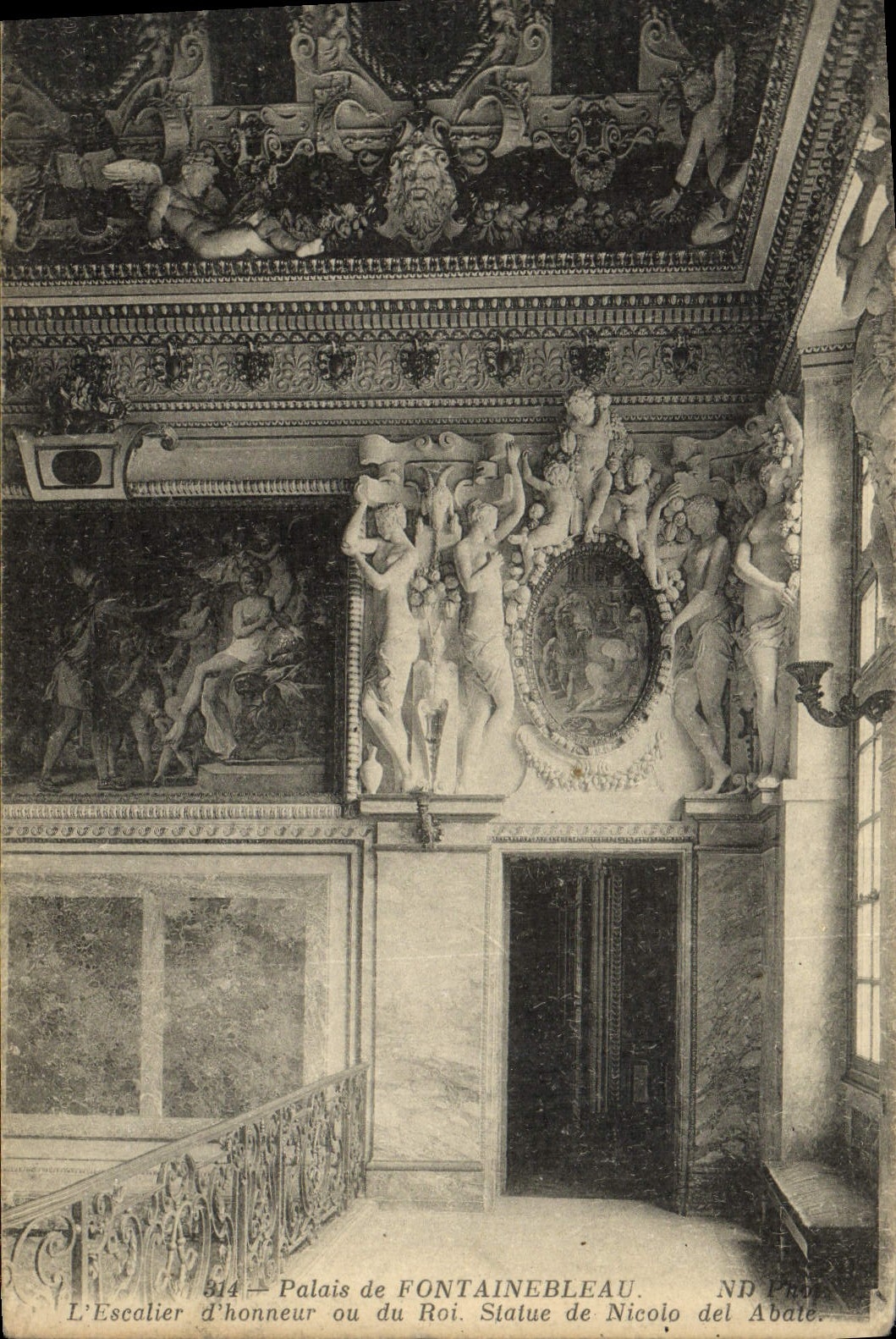 CPA Palais De Fontainebleau L'Escalier D'Honneur ou du roi Statue de Nicolo del Abate