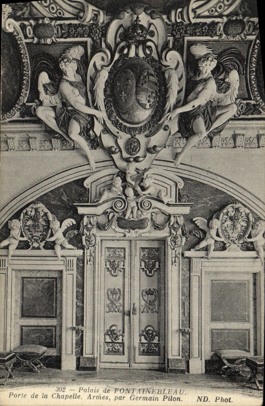 CPA Palais De Fontainebleau Porte De La Chapelle ARmes par Germain Pilon 