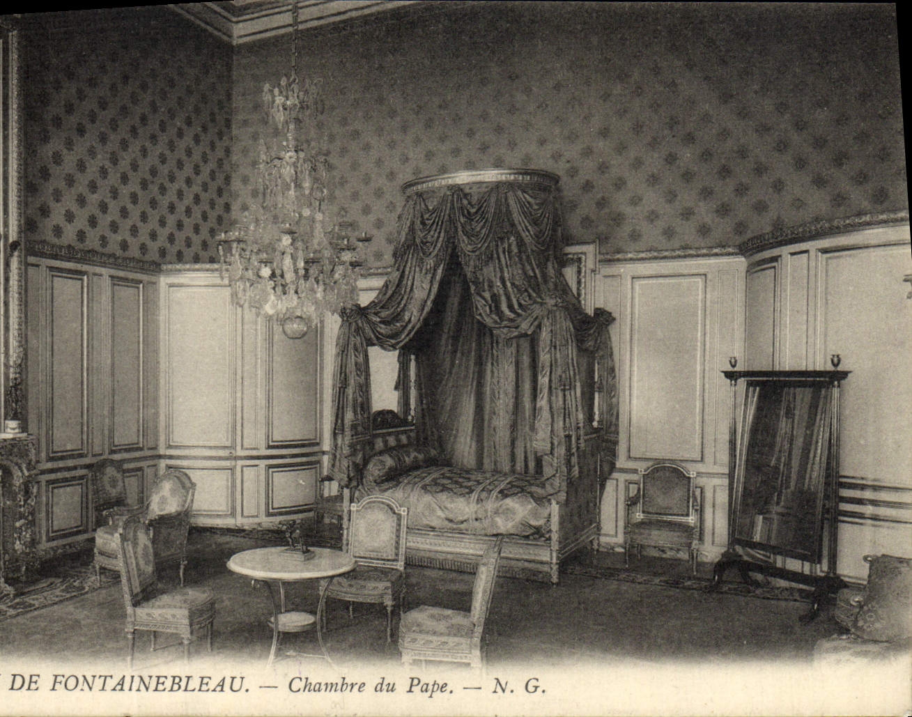 VINTAGE POSTCARD De Fontainebleau Room Of the Pope