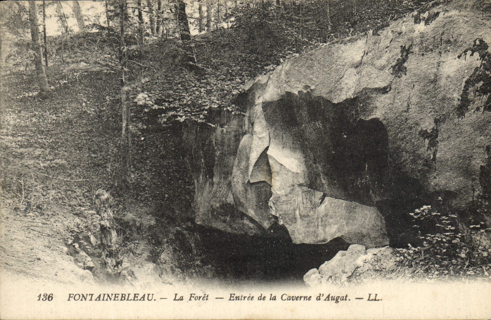 CPA Fontainebleau La Foret Entree De La Caverne d'Augat