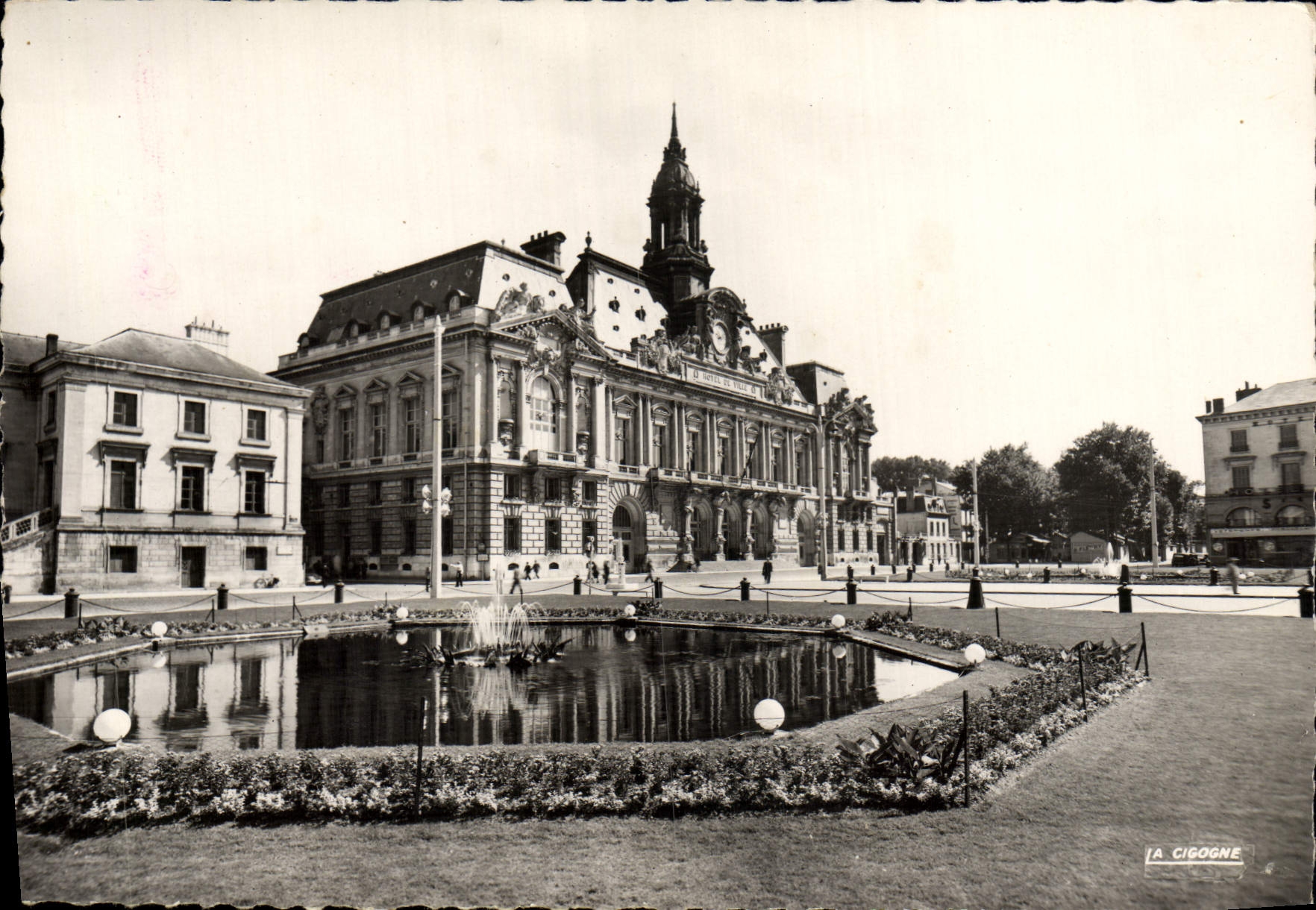 CPM Tours L'Hotel de Ville et Place Jean Jaures 