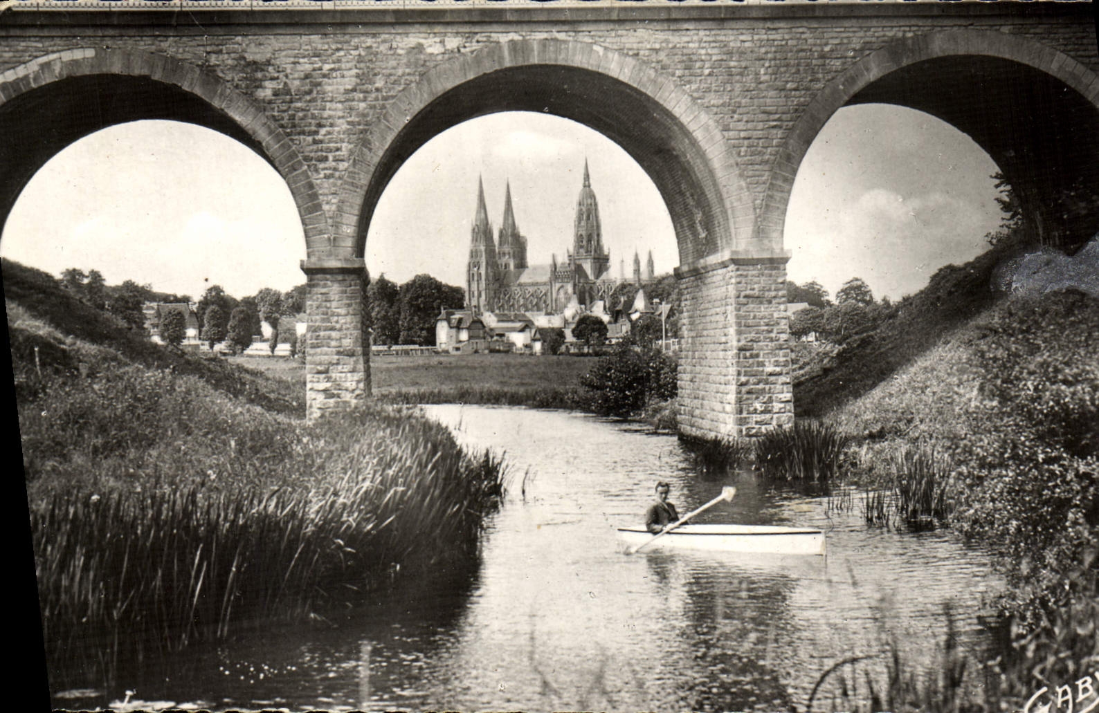 POSTAL MODERNA Bayeux el viaducto en el río Aure en la parte inferior la canoa de la catedral
