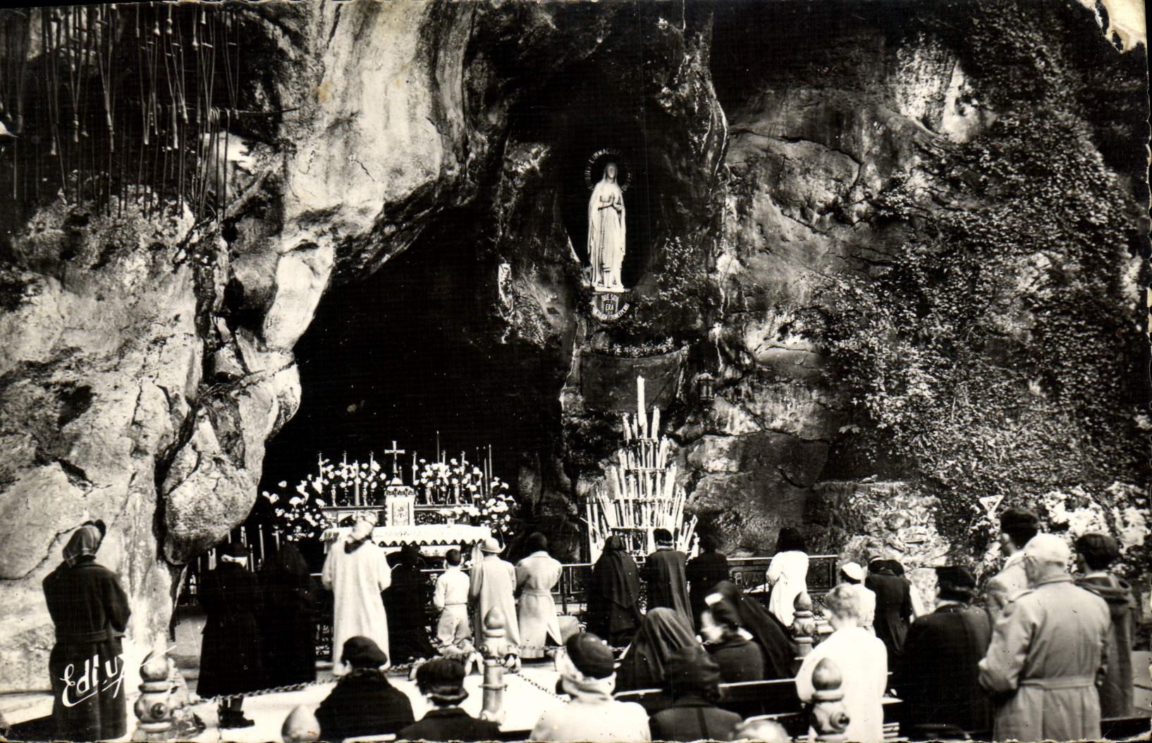 CPM Lourdes La Grotte Miraculeuse 