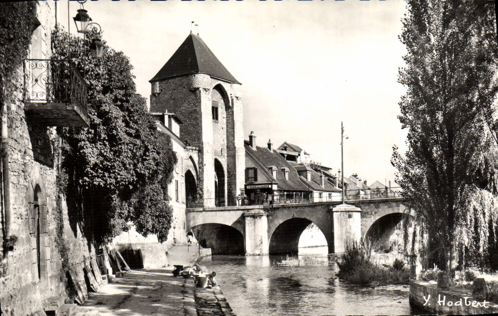 CPM Moret sur Loing Le petit quai sur le Loing Les anciennes fortifications et la porte de Bourgogne