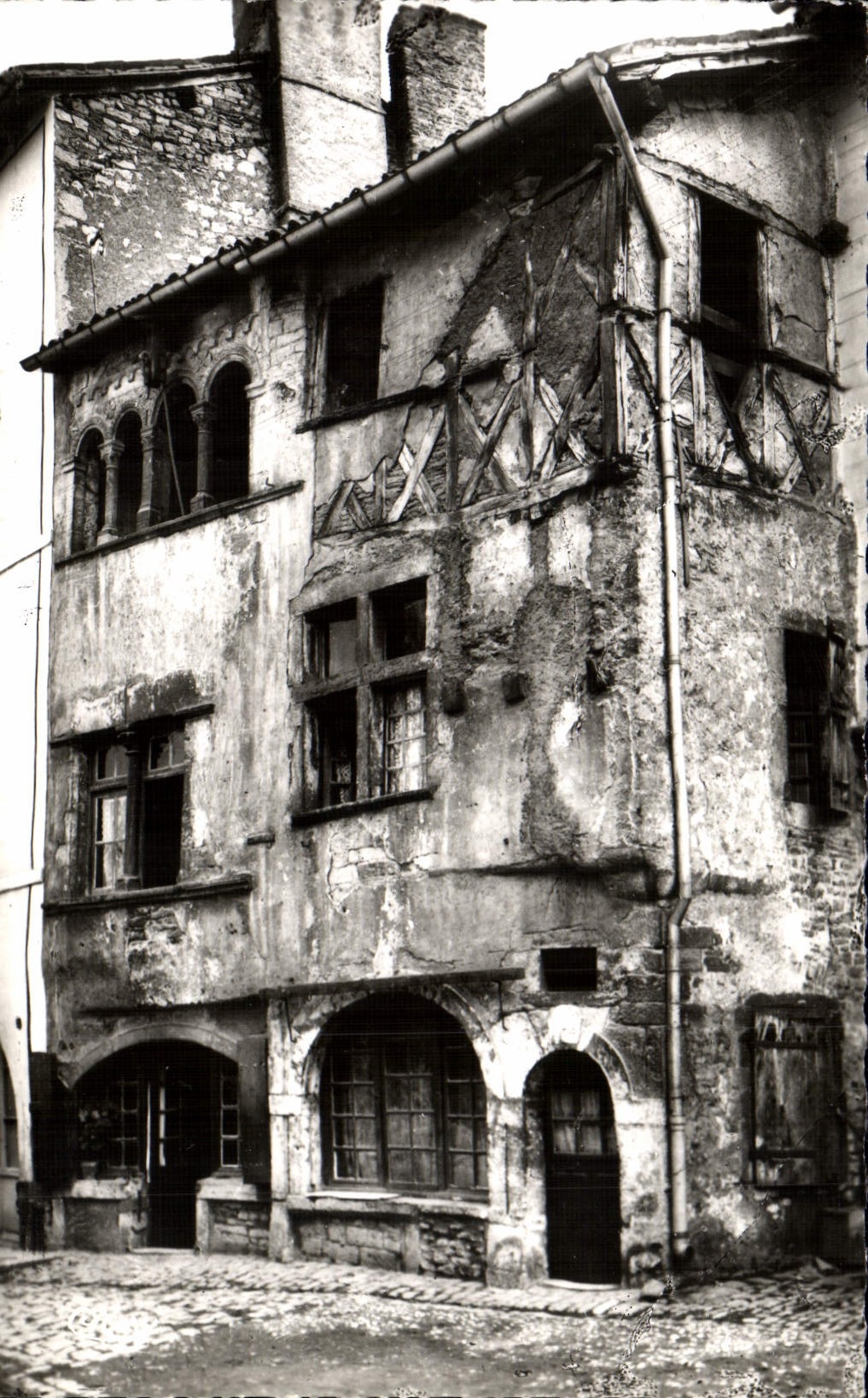 MODERN CARD Cluny Old woman House