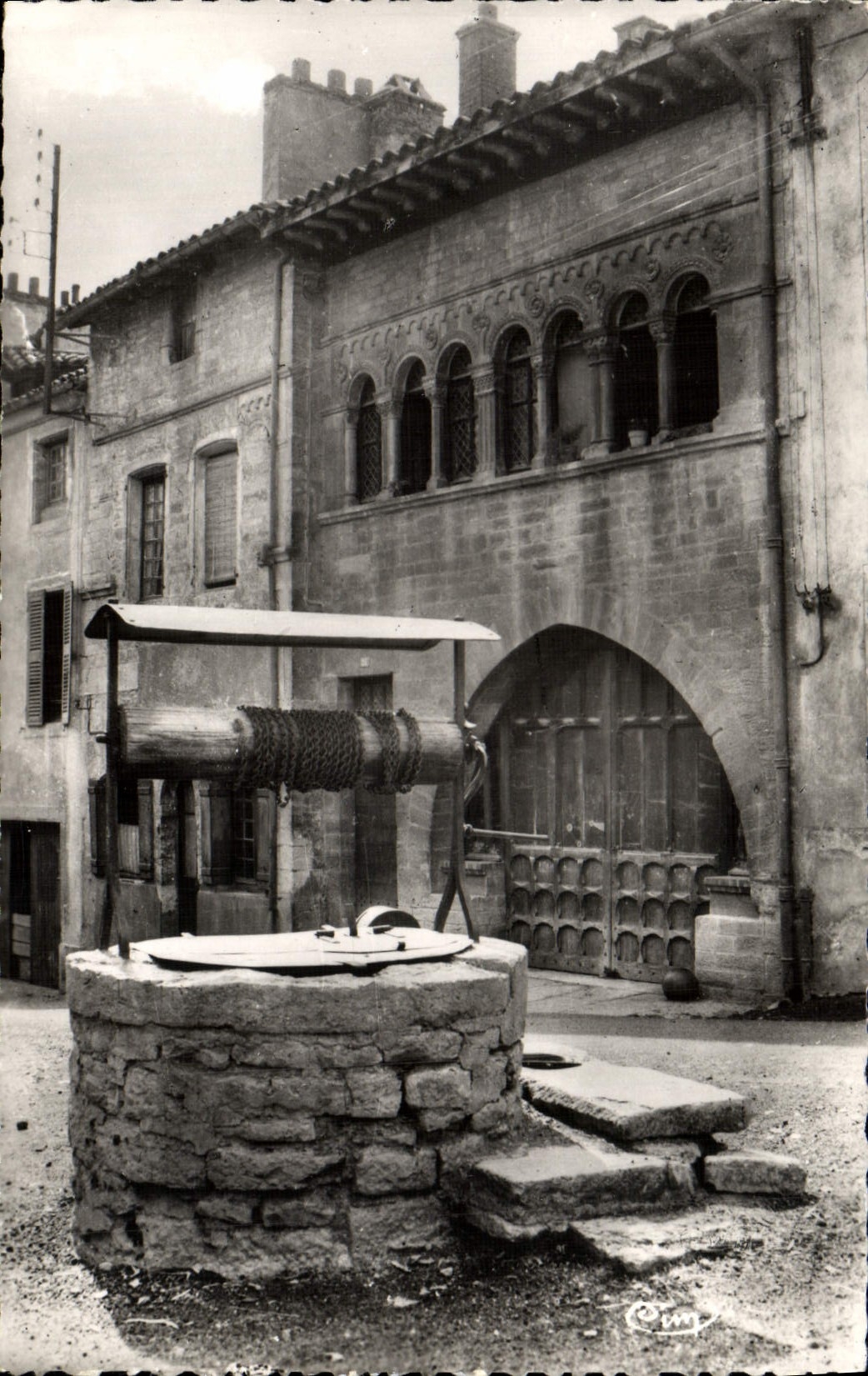 MODERN CARD Cluny Romance House and Well of the Penitent ones