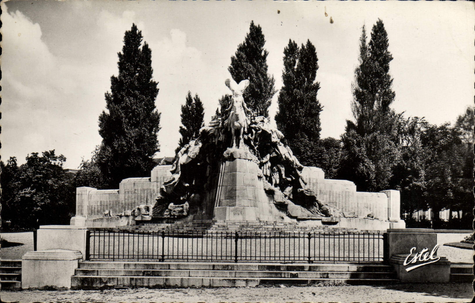 CPM Tourcoing Monument aux Morts Militaria