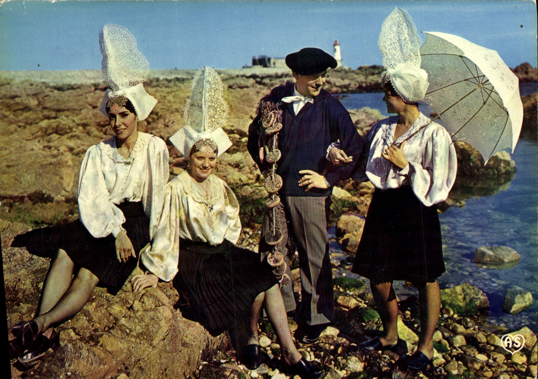 CPM Folklore De France La Vendee Costumes Sablais Le Retour Du Marin Folklore 