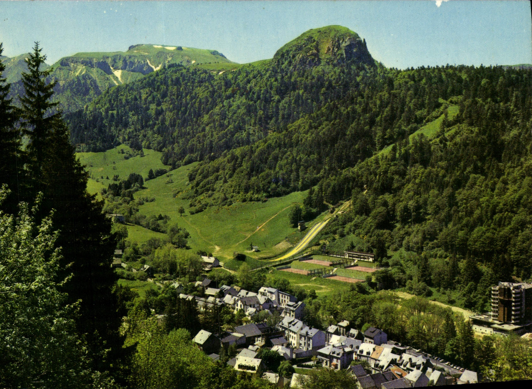 CPM L'Auvergne Touristique Le Mont Dore Le Teemplin De Ski Et Le Capucin