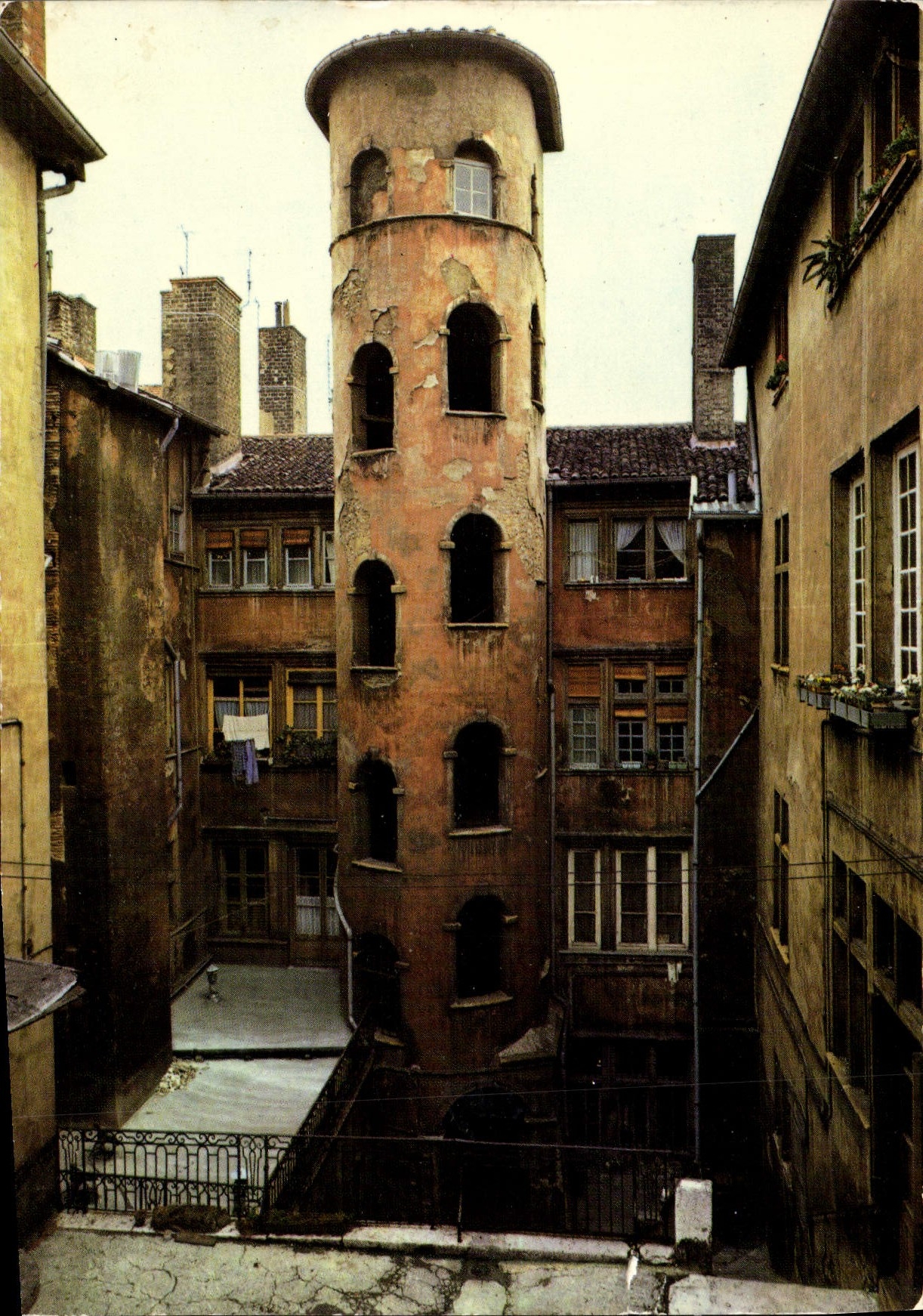CPM Le Vieux Lyon Rue Du Boeuf La Tour Ronde