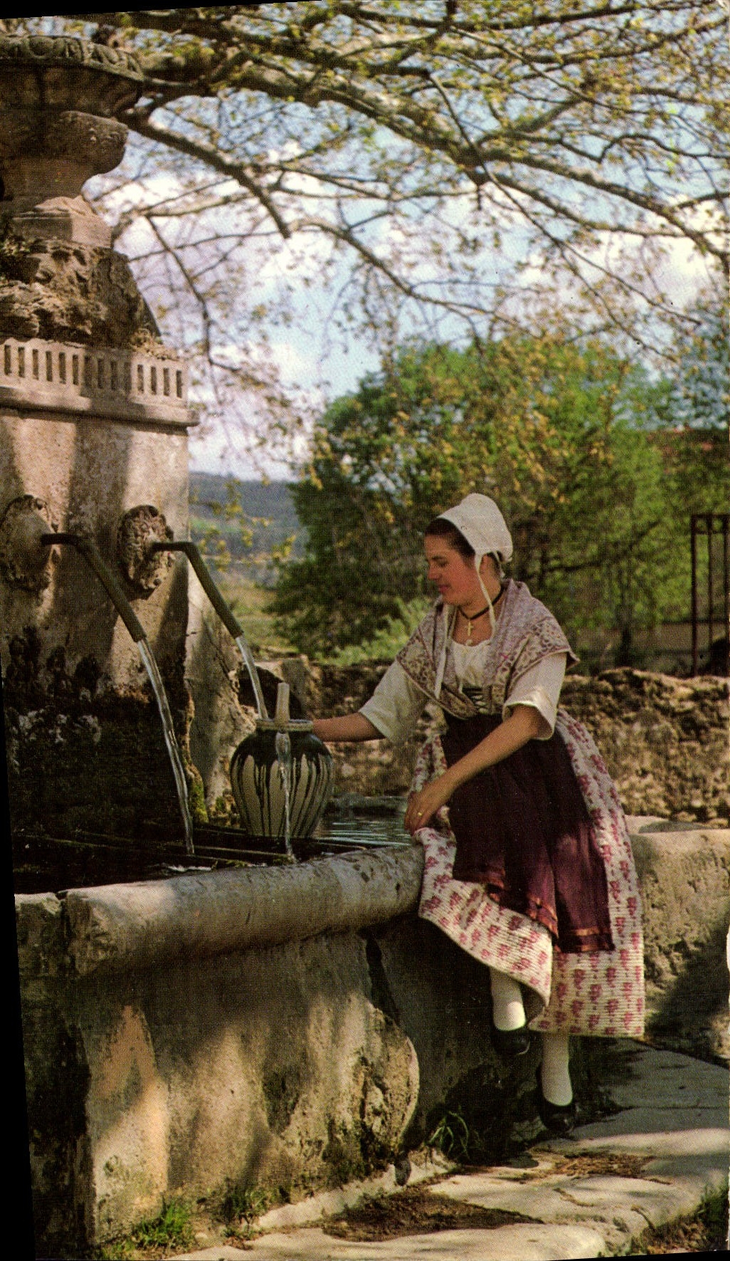 CPM Les Belles Images Du Comtat Scene a la fontaine Folklore